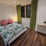 London Apartment With Wembley View
